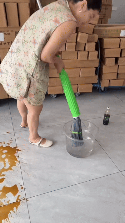 Self-twisting Water Rotating Mop